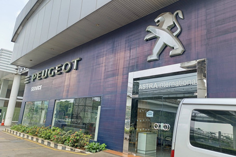 Suasana bengkel mobil Peugeot di Cilandak, Jakarta Selatan, Minggu (31/3/2024). Foto: Fitra Andrianto/kumparan