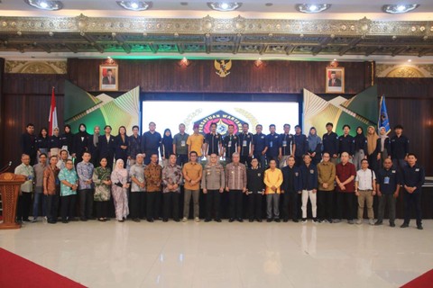 Foto bersama usai pembukaan konferensi PWI Provinsi Kalbar. Foto: Dok. Adpim Pemprov Kalbar