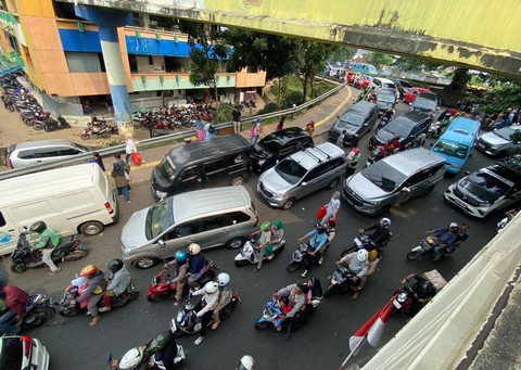 Situasi kemacetan di Jalan KS Tubun arah Stasiun Tanah Abang 2 pekan jelang Lebaran 2024, Minggu (31/3/2024) Foto: Ainun Nabila/kumparan