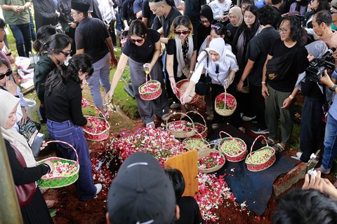 Sejumlah keluarga dan kerabat saat mengantarkan jenazah Hilbram Dunar ke peristirahatan terakhir di TPU Tanah Kusir, Jakarta, Minggu, (31/3/2024). Foto: Agus Apriyanto