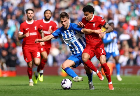 Duel Joel Veltman dan Luis Diaz saat laga Liverpool vs Brighton and Hove Albion dalam lanjutan Liga Inggris 2023/24 di Stadion Anfield pada Minggu (31/3/2024) malam WIB. Foto: REUTERS/Molly Darlington