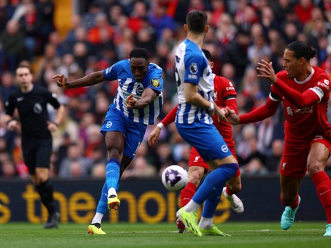 Danny Welbeck mencetak gol saat laga Liverpool vs Brighton and Hove Albion dalam lanjutan Liga Inggris 2023/24 di Stadion Anfield pada Minggu (31/3/2024) malam WIB. Foto: REUTERS/Molly Darlington