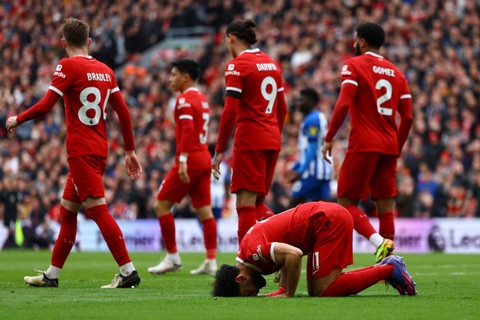 Selebrasi pemain Liverpool Mohamed Salah usai mencetak gol ke gawang Brighton & Hove Albion pada pertandingan lanjutan Liga Inggris di Anfield, Liverpool, Inggris, Minggu (31/3/2024). Foto: Molly Darlington/REUTERS