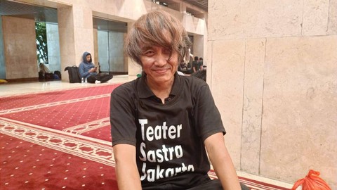 Adi Hasrat Gama Kirana (50) Wiraswasta, pengajar teater dan sastra dari Jakarta peserta I'tikaf di Masjid Istiqlal Jakarta, Minggu (31/3/2024). Foto: Fadlan Nuril Fahmi/kumparan