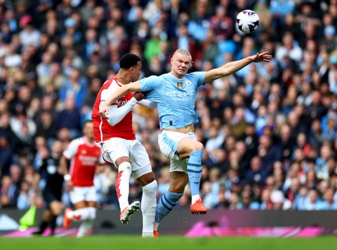 Duel Gabriel Magalhaes dengan Erling Haaland saat laga Man City vs Arsenal dalam lanjutan Liga Inggris 2023/24 di Stadion Etihad pada Minggu (31/3) malam WIB.  Foto: REUTERS/Carl Recine