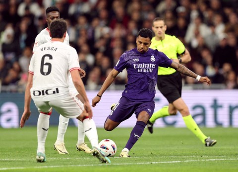 Aksi Rodrygo Goes saat laga Real Madrid vs Athletic Bilbao dalam pekan ke-30 Liga Spanyol 2023/24 di Estadio Santiago Bernabeu, Senin (1/4) dini hari WIB. Foto: REUTERS/Violeta Santos Moura