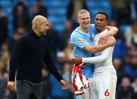 Pep Guardiola bicara dengan Gabriel Magalhaes dan Erling Haaland usai laga Man City vs Arsenal dalam lanjutan Liga Inggris 2023/24 di Stadion Etihad pada Minggu (31/3) malam WIB. Foto: REUTERS/Carl Recine
