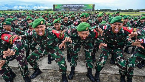 Ratusan prajurit TNI mengikuti seremoni militer di Aceh, Desember 2023. Mereka akan berangkat menuju Papua.