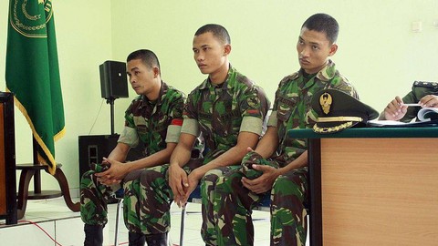 Tiga tentara disidang dalam kasus penyiksaan terhadap warga Papua di Jayapura, November 2010.