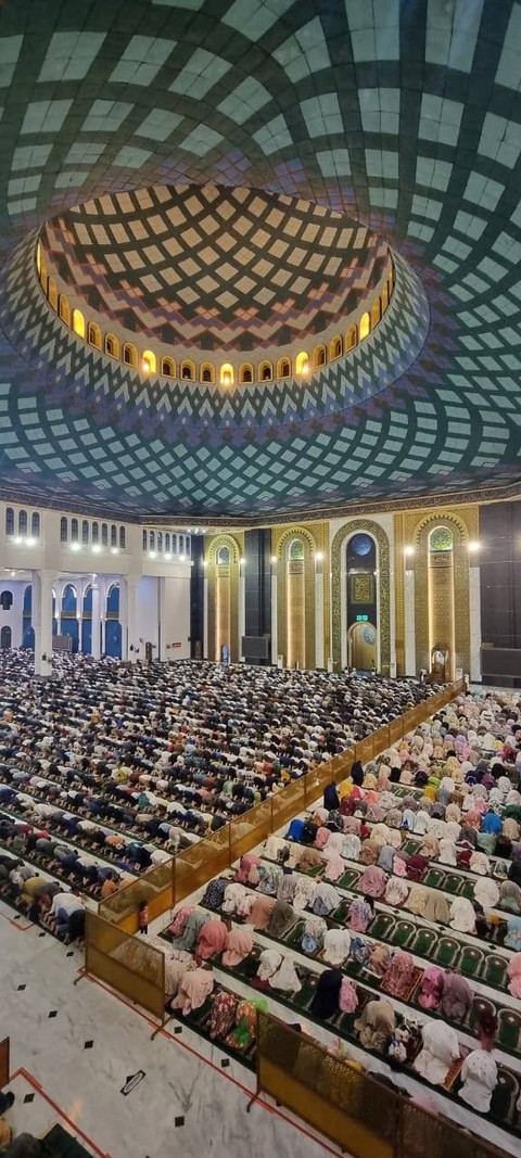 Berburu Malam Lailatul Qadar di Masjid Al-Akbar Surabaya