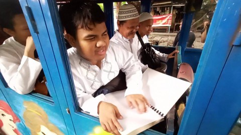 Brilian, salah satu peserta hafalan Al Quran braile di atas kereta kelinci. Foto-foto: Masruroh/Basra