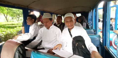 Komunitas Tunanetra Ngaji Al Quran Keliling Kota Surabaya Naik Kereta Kelinci