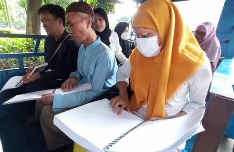 Komunitas Tunanetra Ngaji Al Quran Keliling Kota Surabaya Naik Kereta Kelinci (1)