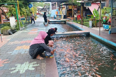 Pengunjung bermain di kawasan Bendhung Lepen, Kampung Mrican, Kelurahan Giwangan, Kemantren Umbulharjo, Kota Yogyakarta, Senin (1/4/2024). Foto: Arfiansyah Panji Purnandaru/kumparan