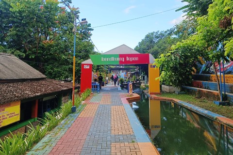 Pengunjung bermain di kawasan Bendhung Lepen, Kampung Mrican, Kelurahan Giwangan, Kemantren Umbulharjo, Kota Yogyakarta, Senin (1/4/2024). Foto: Arfiansyah Panji Purnandaru/kumparan
