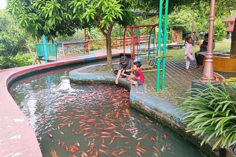 Pengunjung bermain di kawasan Bendhung Lepen, Kampung Mrican, Kelurahan Giwangan, Kemantren Umbulharjo, Kota Yogyakarta, Senin (1/4/2024). Foto: Arfiansyah Panji Purnandaru/kumparan