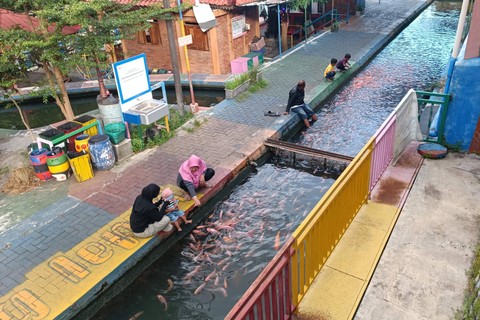 Pengunjung bermain di kawasan Bendhung Lepen, Kampung Mrican, Kelurahan Giwangan, Kemantren Umbulharjo, Kota Yogyakarta, Senin (1/4/2024). Foto: Arfiansyah Panji Purnandaru/kumparan