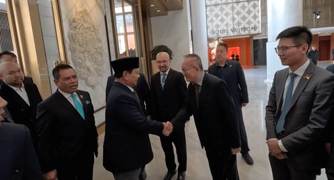 Menhan Prabowo ditemani Didit (kiri), putranya, tiba di Beijing, China, Minggu (31/3/2024). Foto: Dok. Istimewa