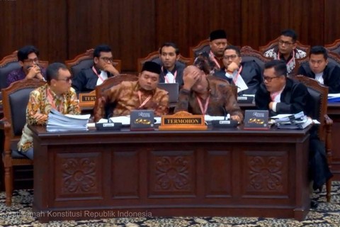 Momen Hasyim Asy'ari tepuk jidat di Sidang PHPU Pilpres 2024, Senin (1/4/2024) Foto: Dok. Youtube