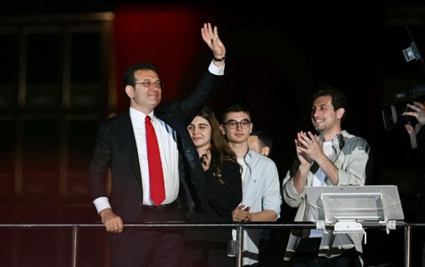 Walikota Istanbul dan kandidat oposisi utama Partai Rakyat Republik (CHP) Ekrem Imamoglu melambai di depan para pendukungnya saat mereka merayakan di luar gedung kotamadya utama setelah pemilihan kota di seluruh Turki, di Istanbul (31/3/2024) Foto: Yasin Akgul/AFP