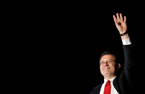 Walikota Istanbul dan kandidat oposisi utama Partai Rakyat Republik (CHP) Ekrem Imamoglu melambai di depan para pendukungnya saat mereka merayakan di luar gedung kotamadya utama setelah pemilihan kota di seluruh Turki, di Istanbul (31/3/2024) Foto: Yasin Akgul/AFP