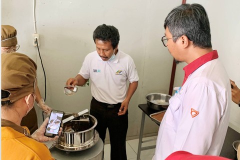 Proses Produksi Cokelat di Rumah Cokelat Lung Anai, Hasil Binaan Program PT Multi Harapan Utama Foto: Azalia Amadea/Kumparan