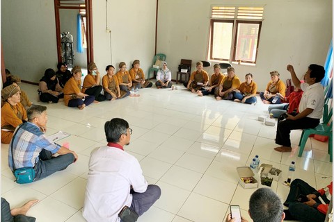 Proses Produksi Cokelat di Rumah Cokelat Lung Anai, Hasil Binaan Program PT Multi Harapan Utama Foto: Azalia Amadea/Kumparan