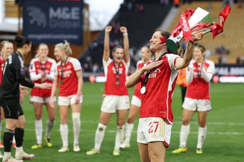 Tim Arsenal Wanita merayakan kemenangan mereka setelah pertandingan sepak bola final Piala Liga Wanita Inggris antara Arsenal dan Chelsea di Molineux di Wolverhampton, Inggris tengah (31/3/2024) Foto: ADRIAN DENNIS / AFP