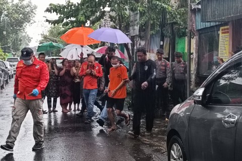 Polresta Yogyakarta menggelar rekonstruksi kasus pembunuhan Henry Mohammad Ramadan (HMR) alias Asep (30) kepada FD (23) di kos milik Henry di Kotabaru, Gondokusuman, Kota Yogyakarta, Senin (1/4/2024) Foto: Arfiansyah Panji Purnandaru/kumparan