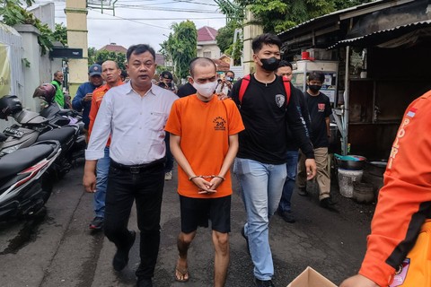 Polresta Yogyakarta menggelar rekonstruksi kasus pembunuhan Henry Mohammad Ramadan (HMR) alias Asep (30) kepada FD (23) di kos milik Henry di Kotabaru, Gondokusuman, Kota Yogyakarta, Senin (1/4/2024) Foto: Arfiansyah Panji Purnandaru/kumparan