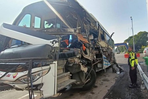 Kondisi bus yang terlibat kecelakaan di Tol dalam Kota Semarang. Foto: Dok. Polrestabes Semarang