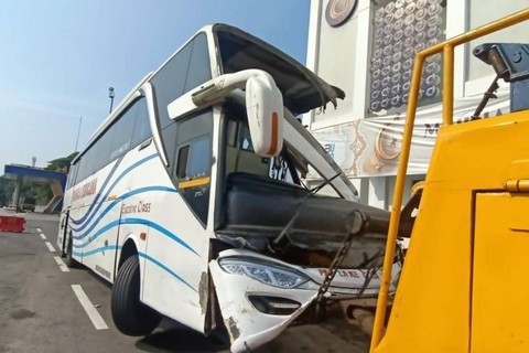 Kondisi bus yang terlibat kecelakaan di Tol dalam Kota Semarang. Foto: Dok. Polrestabes Semarang
