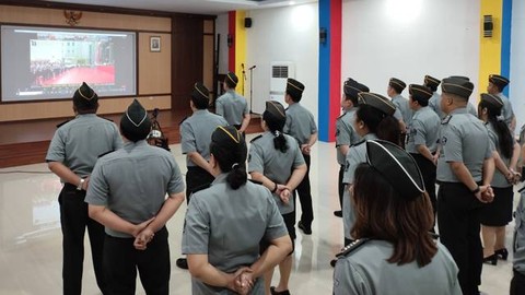 Pegawai Kantor Imigrasi Kelas I TPI Manado saat mengikuti apel kesiapan pengamanan Hari Raya Idul Fitri 1445 Hijriah di lingkungan Kemenkumham RI, secara virtual.