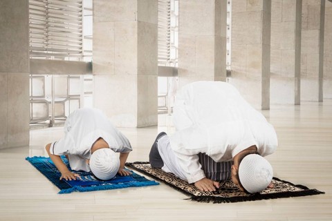 Ilustrasi melaksanakan salat saat puasa. Foto: Shutterstock