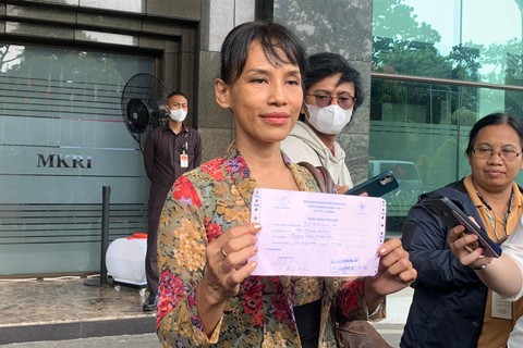 Ayu Utami, perwakilan puluhan seniman yang menyampaikan amicus curiae ke Mahkamah Konstitusi (MK) terkait sengketa Pilpres, Senin (1/4).  Foto: Dok. Istimewa