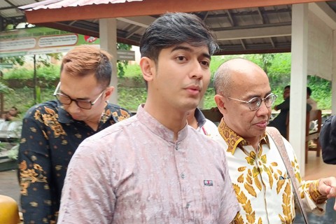 Teuku Ryan Usai Hadiri Sidang Cerai di Pengadilan Agama Jakarta Selatan, Senin (1/4/2024) Foto: Aprilandika Pratama/kumparan