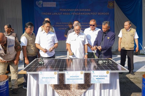 Menteri Perdagangan, Zulkifli Hasan memimpin pemusnahan barang tindak lanjut pengawasan post border di Kawasan Gudang Karang Asem, Bogor, Jawa Barat, Kamis (28 Mar). Foto: Kemendag
