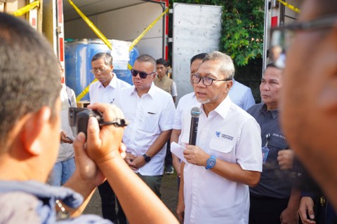Menteri Perdagangan, Zulkifli Hasan memimpin pemusnahan barang tindak lanjut pengawasan post border di Kawasan Gudang Karang Asem, Bogor, Jawa Barat, Kamis (28 Mar). Foto: Kemendag