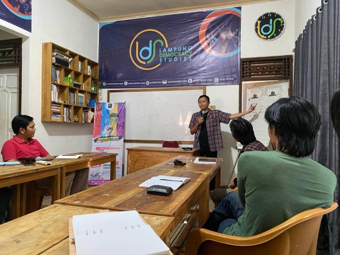 Ketua Aji Bandar Lampung, Sekaligus Pimpinan Redaksi Lampung Geh, Dian Wahyu Kusuma saat memaparkan materi di Kantor LDS. | Foto: LDS