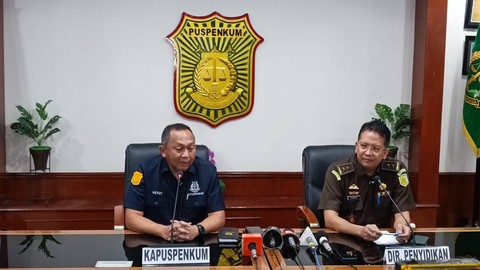 Kapuspenkum Ketut Sumedana (kiri) dan Dirdik Jampidsus Kuntadi (Kanan) saat dijumpai di Kantor Kejagung RI, Senin (1/4/2024). Foto: Thomas Bosco/kumparan