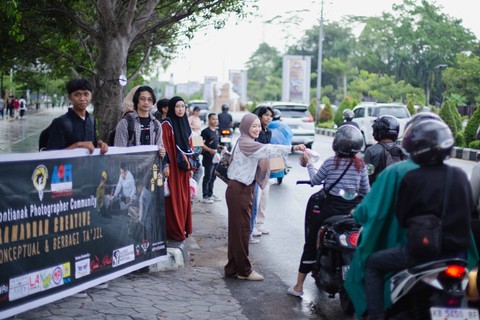 Pontianak Photographer Community bagi-bagi takjil. Foto: Dok. PPC