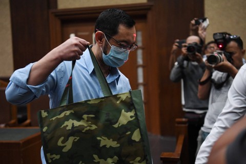 Terdakwa kasus suap dan gratifikasi Andhi Pramono berjalan usai menjalani sidang pembacaan putusan di Pengadilan Tipikor, Jakarta, Senin (1/4/2024). Foto: Akbar Nugroho Gumay/ANTARA FOTO