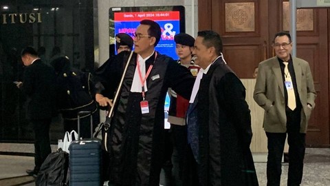 Momen Kuasa Hukum Pihak Terkait Prabowo-Gibran, Hotman Paris dan Kuasa Hukum Pemohon 01, Refly Harun bergurau usai sidang lanjutan pemeriksaan keterangan saksi dan ahli Pemohon 1 di MK, Jakarta, Senin (1/4/2024). Foto: Luthfi Humam/kumparan