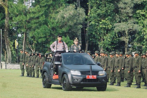 Sekjen Kementerian LHK Bambang Hendroyono saat upacara penutupan diklat pembentukan reguler Polhut 2024, Senin (1/4/2024). Foto: Lemdiklat Polri