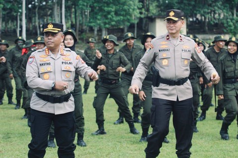 Kasektupa Lemdiklat Polri Brigjen Mardiaz Kusin Dwihananto (kanan) menghadiri upacara penutupan diklat pembentukan reguler Polhut 2024, Senin (1/4/2024). Foto: Lemdiklat Polri