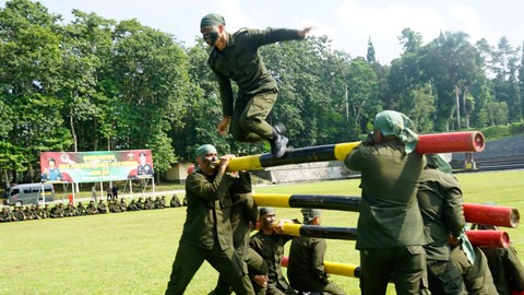 Upacara penutupan diklat pembentukan reguler Polhut 2024, Senin (1/4/2024). Foto: Lemdiklat Polri