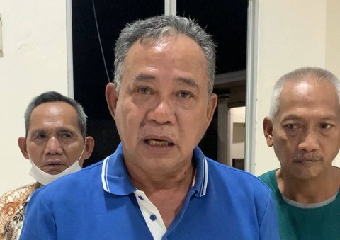 Kepala Lingkungan Firman Rusli (Biru), Laudi Efendi ayah dari 2 anaknya yang terkena DBD (Hijau) | Foto: Lampung Geh