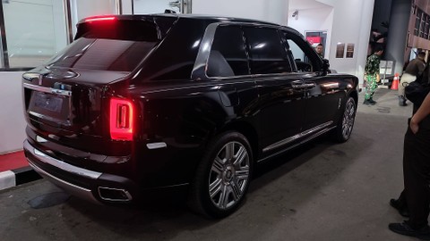 Mobil Rolls-Royce diduga milik Harvey Moeis dibawa ke Kantor Kejagung RI, Senin (1/4/2024). Foto: Thomas Bosco/kumparan