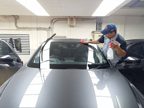 Ilustrasi pemasangan kaca film V-Kool. Foto: Fitra Andrianto/kumparan