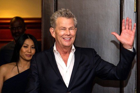 Komposer dan produser musik asal Kanada David Foster tiba untuk acara promosi di Surabaya (21/3/2018) Foto: JUNI KRISWANTO/AFP